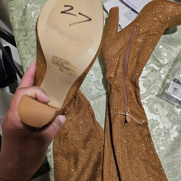 I sell because they weren't too small for me, they're new, never used. - Picture 5 of 6